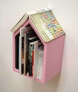 I think this little bookshelf and place holder is too cute!