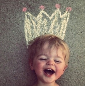 Chalk art for kiddo photographs - we WILL be doing this come summer!